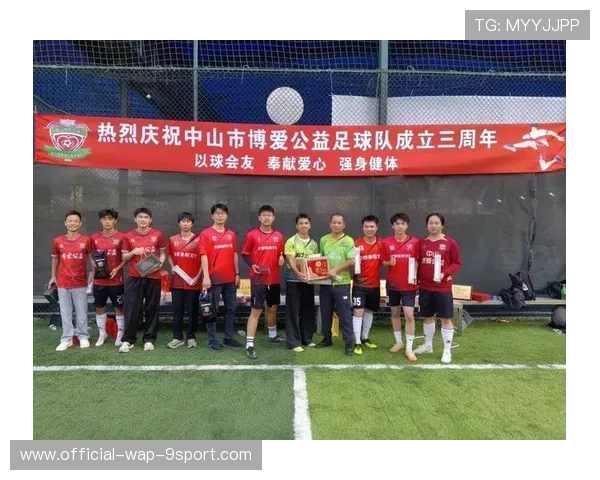 球员支持残疾青少年足球项目奉献爱心